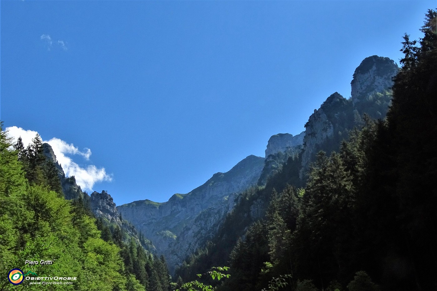 34 In alto i monti della Valle del Pegherolo.JPG -                                